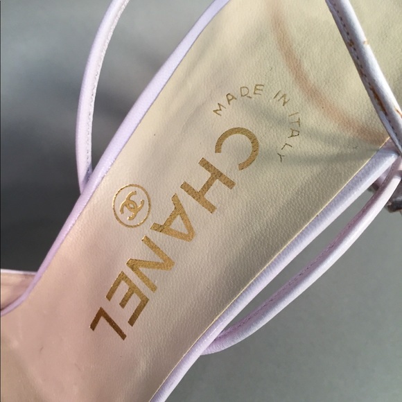 Vintage two tone pointy toe Chanel strap heels - Picture 6 of 8